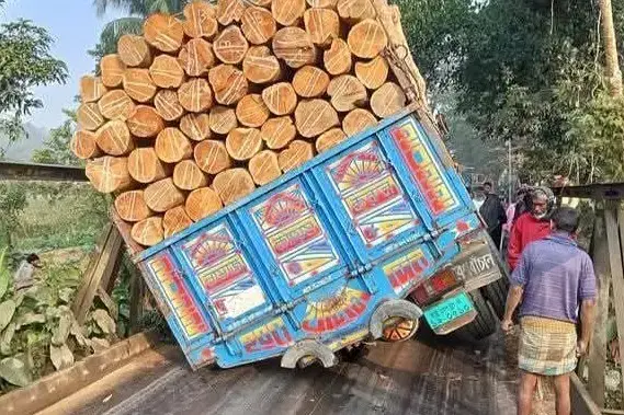 খাগড়াছড়িতে ব্রিজ পাটাতন দেবে দীঘিনালা-লংগদু সড়কে যান চলাচল বন্ধ