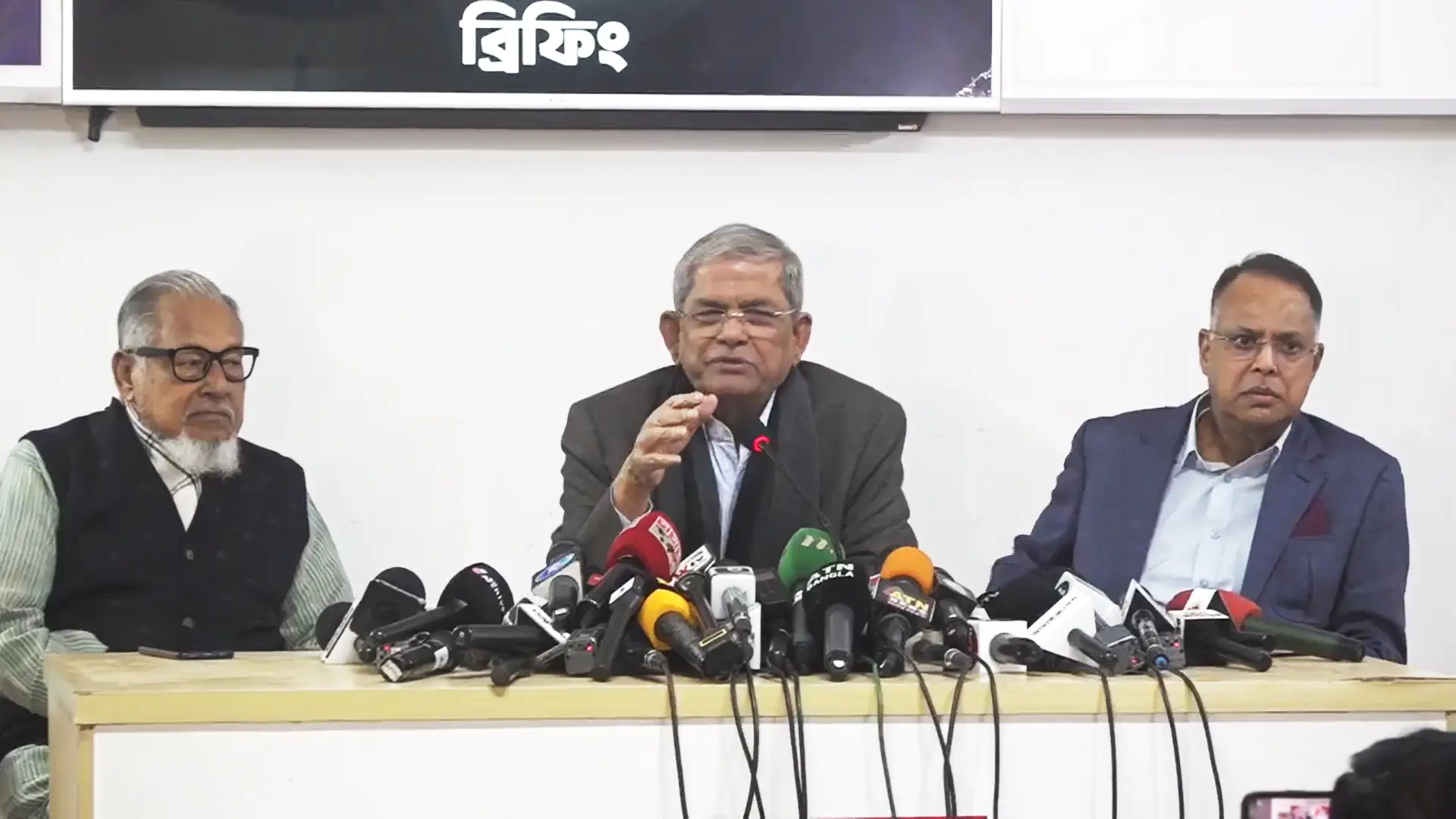 বিএনপি মহাসচিব মির্জা ফখরুল ইসলাম আলমগীর বলেছেন, আওয়ামী লীগ সরকার দুর্নীতির মাধ্যমে বিদ্যুৎ খাতকে অনিয়মের রাজ্যে পরিণত করেছে। ছবি ভিডিও থেকে নতুন