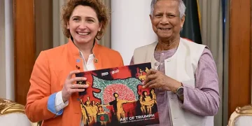 ইউরোপিয়ান ইনভেস্টমেন্ট ব্যাংকের (ইআইবি) ভাইস প্রেসিডেন্ট নিকোলা বিয়ার প্রধান উপদেষ্টা অধ্যাপক মুহাম্মদ ইউনূসের সঙ্গে সাক্ষাৎ করেন। ঢাকায় রাষ্ট্রীয় অতিথি ভবন যমুনা আজ বুধবার: পিআইডি