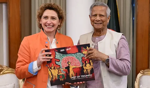 ইউরোপিয়ান ইনভেস্টমেন্ট ব্যাংকের (ইআইবি) ভাইস প্রেসিডেন্ট নিকোলা বিয়ার প্রধান উপদেষ্টা অধ্যাপক মুহাম্মদ ইউনূসের সঙ্গে সাক্ষাৎ করেন। ঢাকায় রাষ্ট্রীয় অতিথি ভবন যমুনা আজ বুধবার: পিআইডি