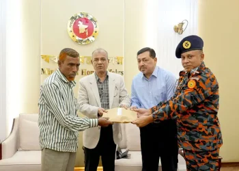 স্বরাষ্ট্র উপদেষ্টা লেফটেন্যান্ট জেনারেল (অব.) জাহাঙ্গীর আলম চৌধুরী নিহত ফায়ারফাইটার সোয়ানুর জামানের বাবা মো. আক্তারুজ্জামানের হাতে অর্থসহায়তা তুলে দেন। ঢাকা, ৬ জানুয়ারি
