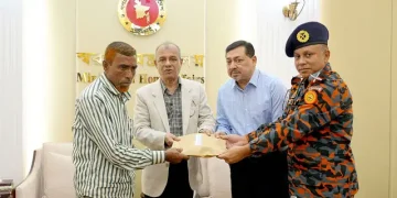 স্বরাষ্ট্র উপদেষ্টা লেফটেন্যান্ট জেনারেল (অব.) জাহাঙ্গীর আলম চৌধুরী নিহত ফায়ারফাইটার সোয়ানুর জামানের বাবা মো. আক্তারুজ্জামানের হাতে অর্থসহায়তা তুলে দেন। ঢাকা, ৬ জানুয়ারি
